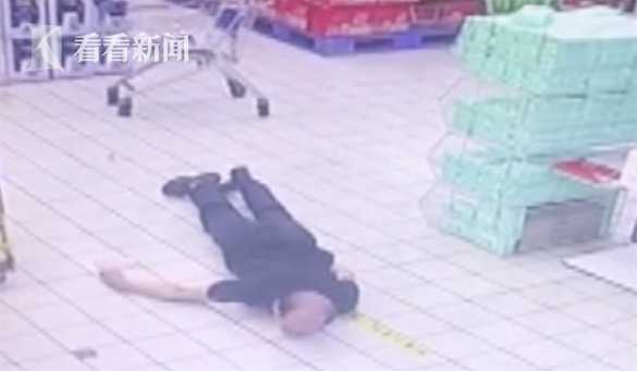 逛超市看到有人晕倒 女护士扔下1岁儿子跪地施救