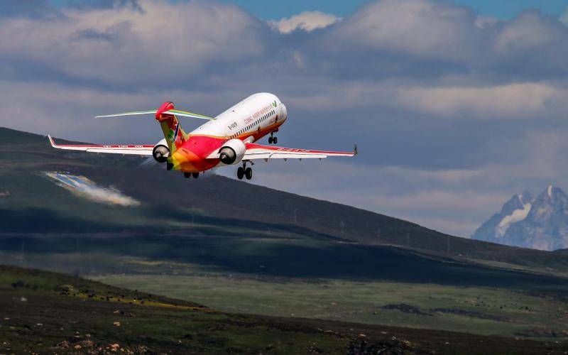 ARJ21飞机在全球海拔最高民用机场完成专项试验试飞