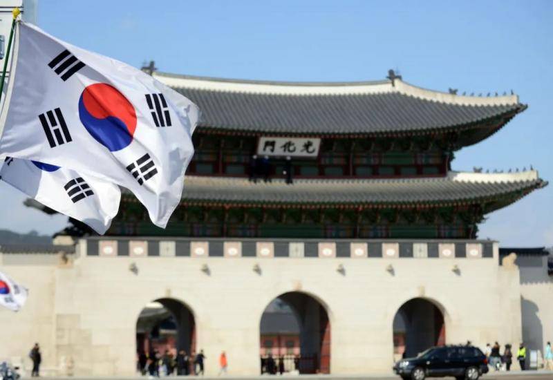 ▲资料图片：韩国首尔，韩国国旗在光化门城楼前飘扬。（新华社记者刘昀摄）
