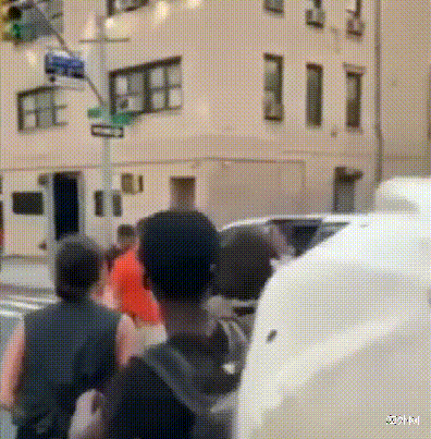 示威女子被塞进无标识车里