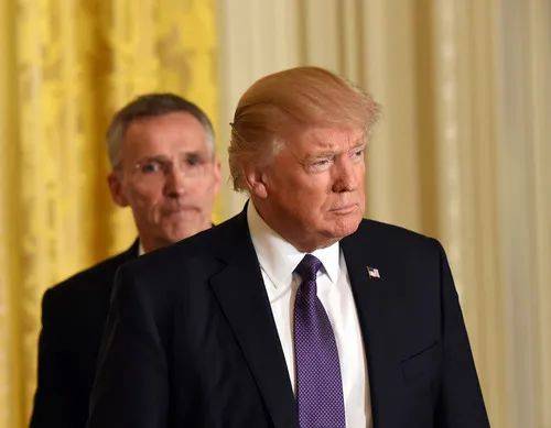 2017年4月12日，美国总统特朗普（前）和北约秘书长斯托尔滕贝格在华盛顿白宫举行联合记者会。新华社记者殷博古摄