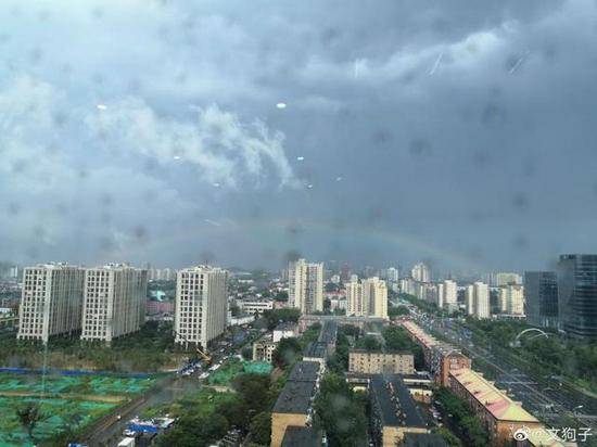 北京降雨后多名石景山网友目睹彩虹