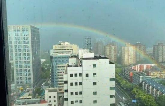 北京降雨后多名石景山网友目睹彩虹