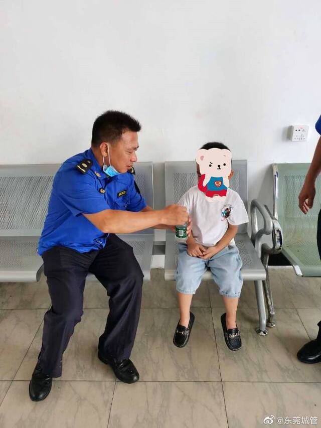 当小男孩走失，遇上虎门城管蜀黍……