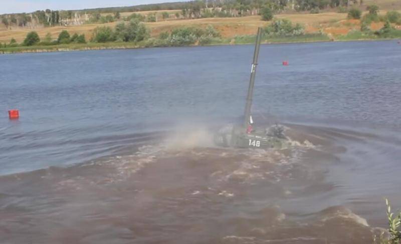 俄军坦克潜行渡河 外国记者惊了：开出了潜艇的感觉