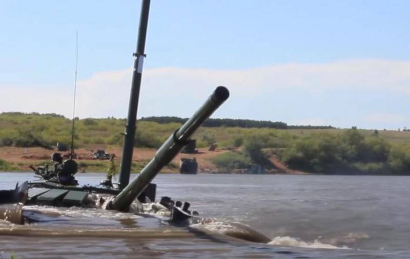 俄军坦克潜行渡河 外国记者惊了：开出了潜艇的感觉