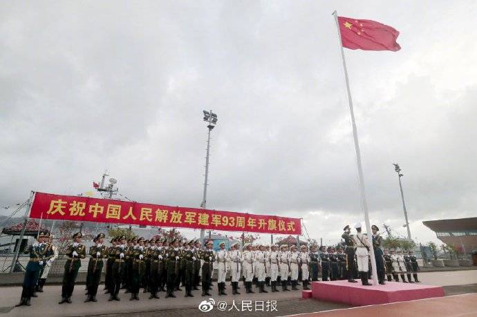 解放军驻香港部队清晨举行八一升国旗仪式(图)