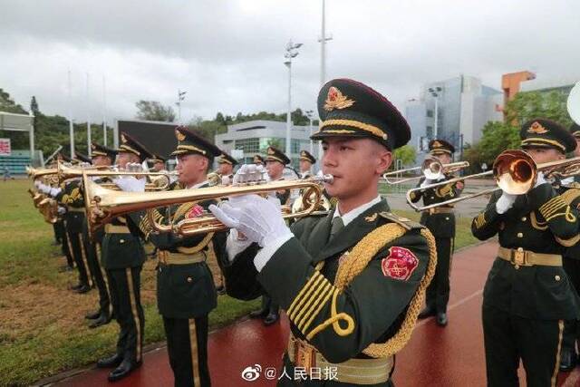 解放军驻香港部队清晨举行八一升国旗仪式(图)