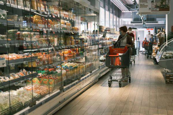  7月29日，戴口罩的顾客在比利时布鲁塞尔一家超市采购。新华社