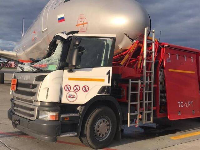 俄罗斯谢列梅捷沃机场一加油车与飞机相撞
