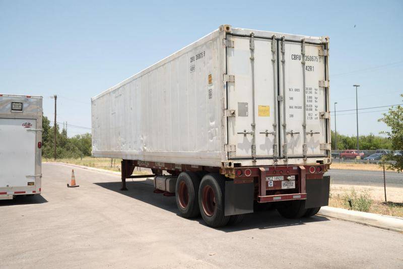 △7月15日，圣安东尼奥市卫生当局购买冷藏卡车用于存储尸体。图片来源：路透社