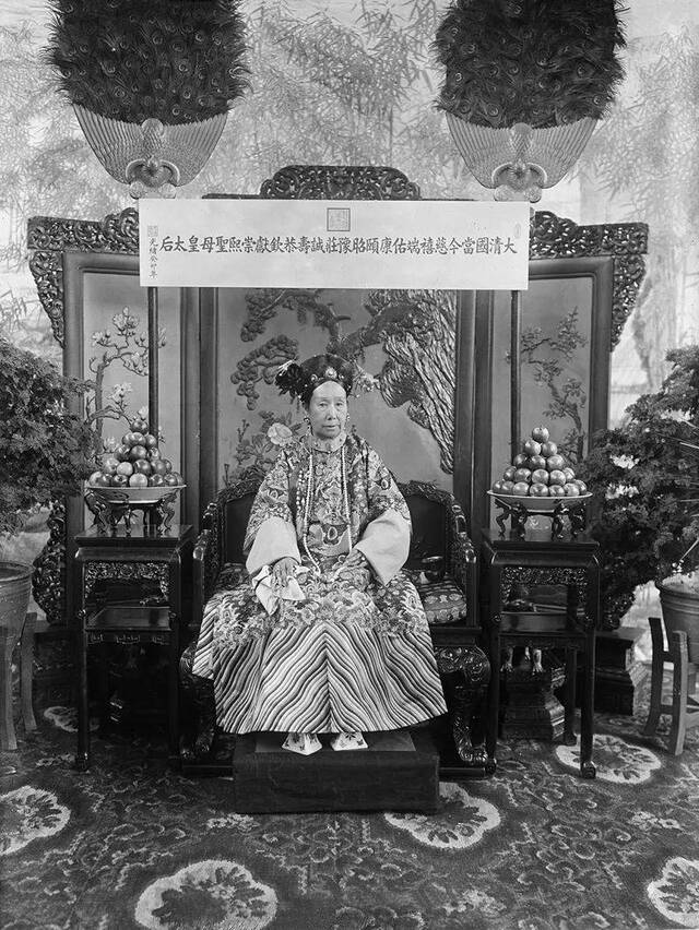 ▲与“慈禧皇太后彩色照片”相似度极高的慈禧皇太后“光绪癸卯年照片”之一，1903年