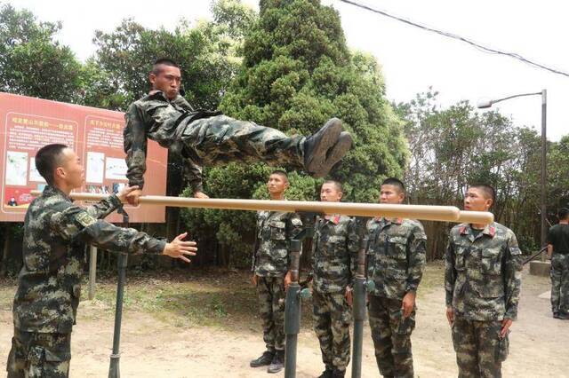 当预备特战队员进入地铁车厢解救“人质”失败之后……