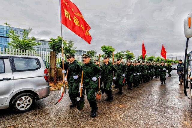 安徽抗洪一线出现上海武警之后，江西抗洪一线又有了上海大学生退役士兵
