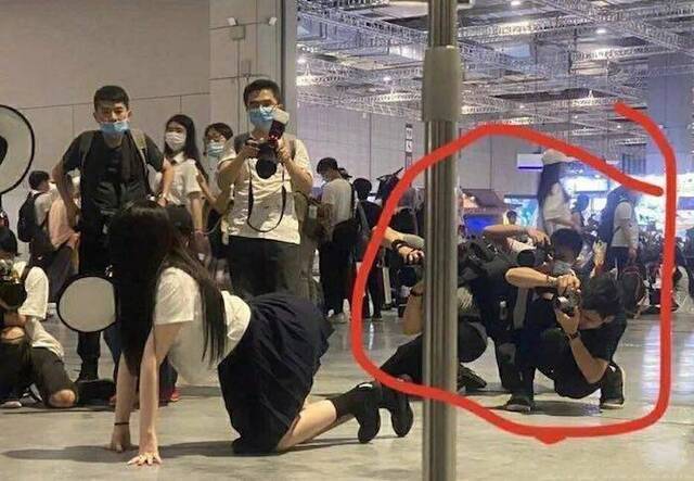 上海漫展现场被指责动作不雅的JK制服女孩