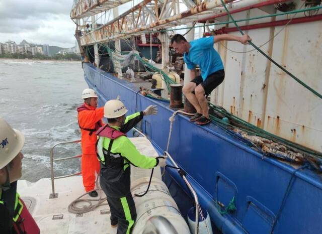 海南三亚两艘渔船遇险 15人获救