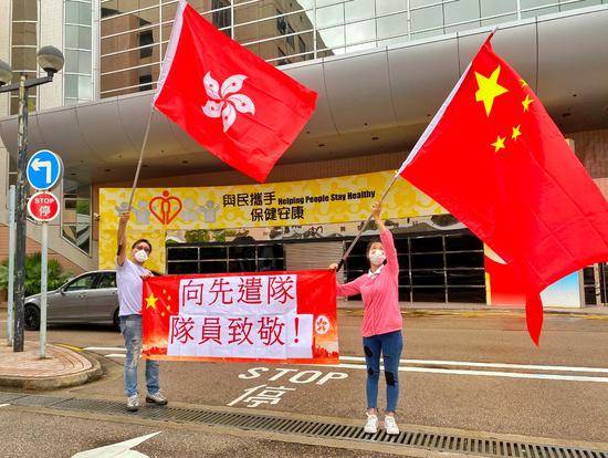 国家队来了!核酸检测“先遣队”抵港 市民挥国旗欢迎