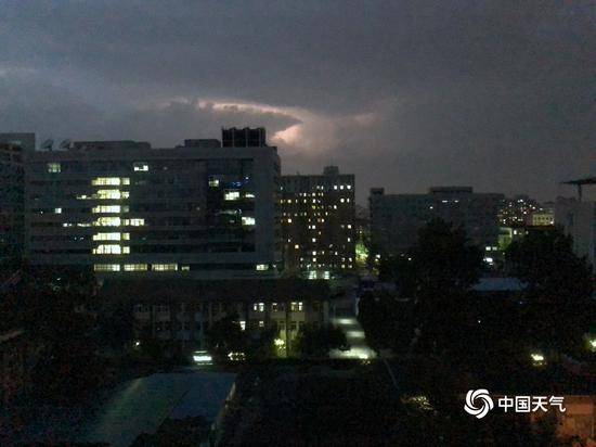 北京多区发布雷电预警闪电照亮夜空图