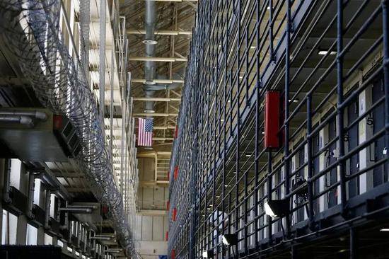 美国监狱已成疫情暴发点：因罪入狱，死于新冠