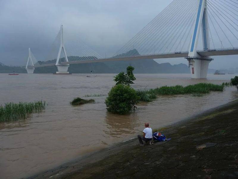 ▲2020年07月26日，湖北宜昌，洪水通过宜昌城区。人们在江边钓鱼。