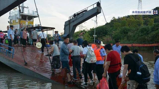 长江安徽铜陵段水位逐步回落 数万名江心洲群众陆续返乡