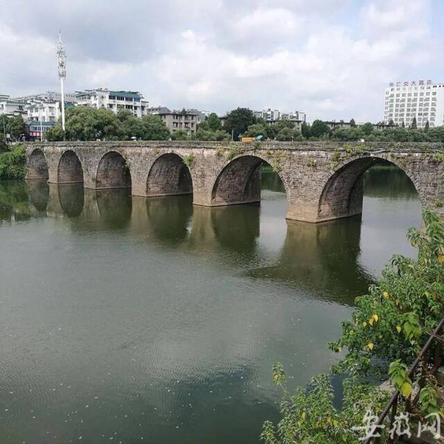 2018年拍摄的屯溪镇海桥。（资料图）