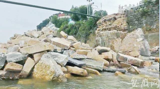 洪水渐退，被冲毁的黄山市屯溪老大桥的部分构件露出水面。（7月16日报道）