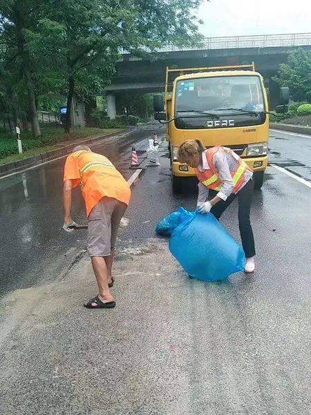 东莞这条路上惊现大量钉子！多辆汽车中招！