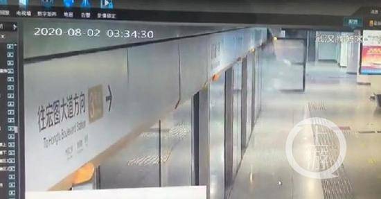 ▲视频显示，地铁站台门受到冲撞，灰尘飞扬，玻璃飞溅。