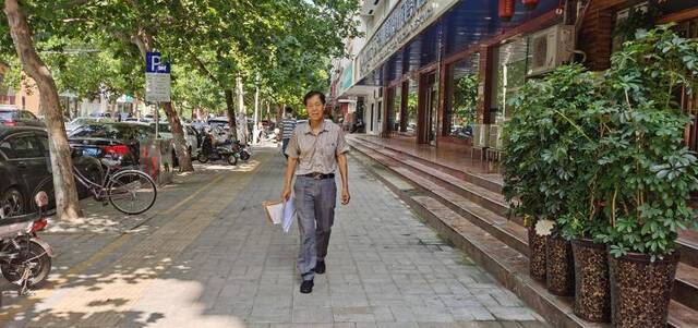 奔波近一年，王军套还未追回自己的“养老钱”。本文图片均为澎湃新闻记者段彦超图