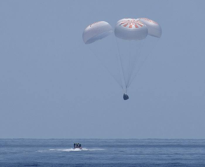 SpaceX和NASA完成历史性任务龙飞船带着两名宇航员安全返回地球