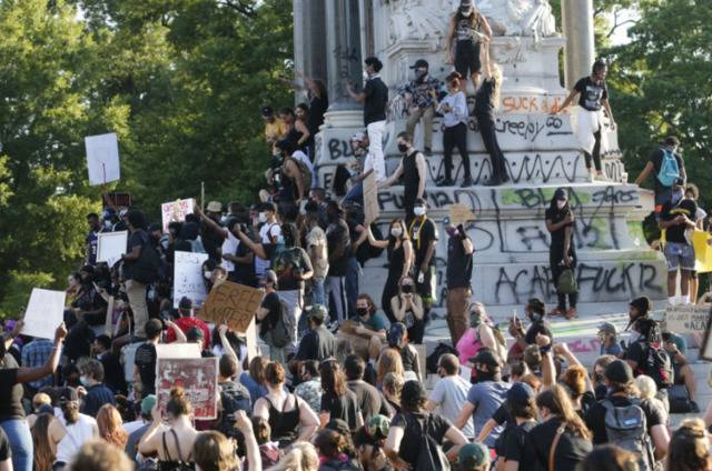 抗议者聚集在罗伯特·李雕像周围（图源：美联社）