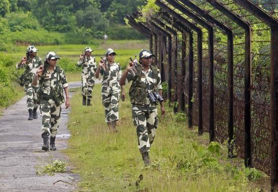 印度边境安全部队成员在印孟边境巡逻（图源：路透社）