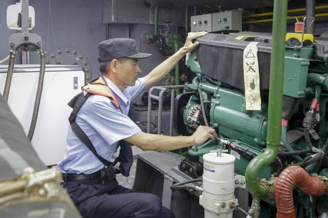 烈日下的江河湖海，这群上海人顶着烈日驾驶防弹艇乘风破浪，跟死神赛跑！