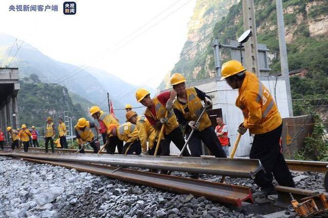 成昆铁路岩崩灾害区段抢通 目前只开行货运列车