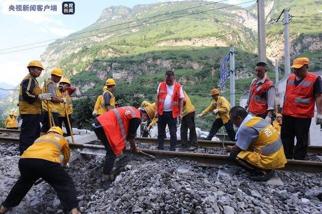 成昆铁路岩崩灾害区段抢通 目前只开行货运列车