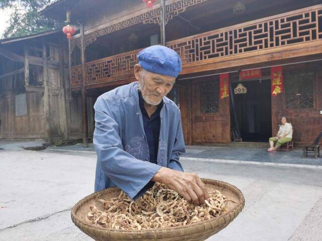 直播枫香河村网友围观土家族木质吊脚楼