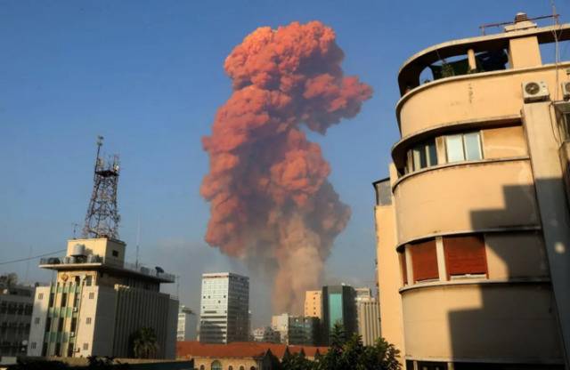 爆炸现场升起的红色烟雾。图片来源：阿拉比亚新闻台