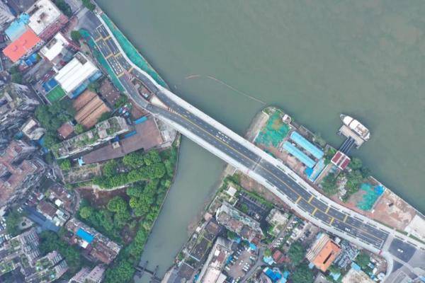 广州海珠涌大桥中央的钉子户：目前仍有人居住