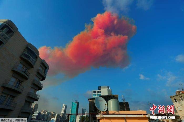 当地时间8月4日下午6时左右，黎巴嫩首都贝鲁特港口区发生巨大爆炸，多栋房屋受损，玻璃被震碎，天空升起粉色蘑菇云和浓烟。