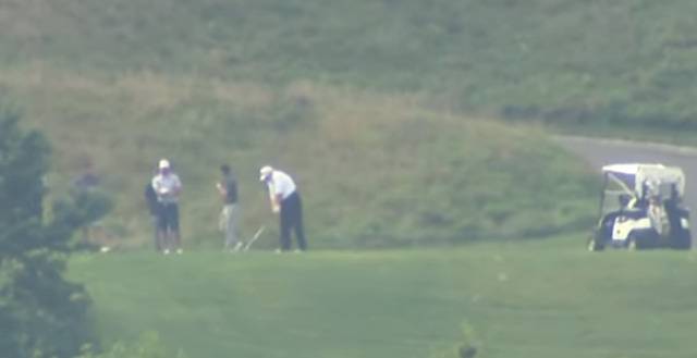  8月1日，特朗普被拍到在打高尔夫球视频截图