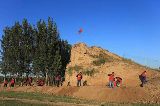 进入中国社科院考古所之后，何岁利与卢亚辉在雄安鄚州城从事考古工作。