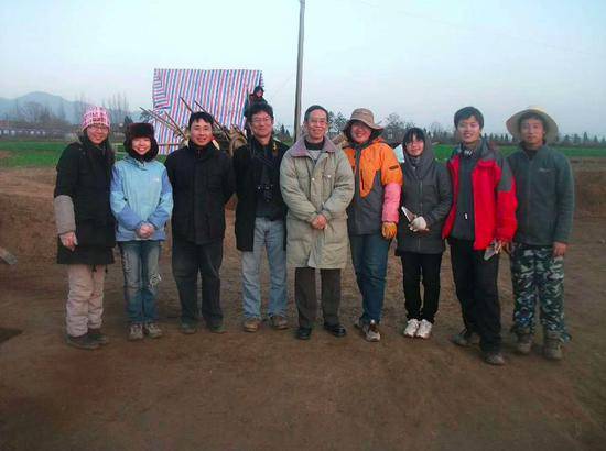 北大考古文博学院刘绪（正中）、孙庆伟教授带领卢亚辉（右1）等学生在陕西岐山周原遗址开展考古实习。