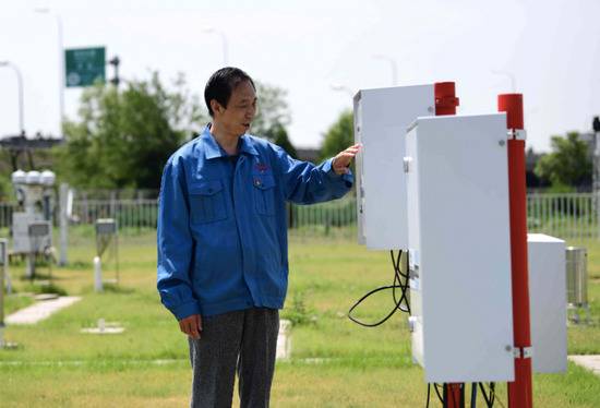 工程师宋伯钊在观测场内进行巡视，查看数十种仪器是否正常运行。