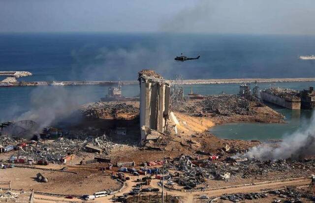 ▲黎巴嫩首都贝鲁特港口区发生爆炸后建筑物受损。图片来源：法新社