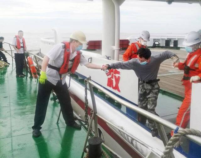 浙江舟山外海两轮船相撞，4名落水船员获救无生命危险