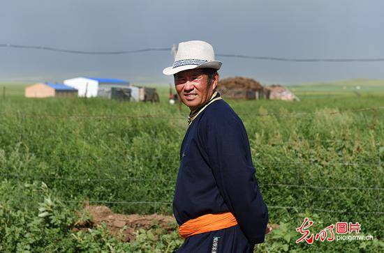 草原牧民的现代生活：五畜齐全人丁兴旺