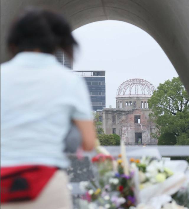 日本广岛和平纪念公园内，人们悼念死者（日本时事通信社）