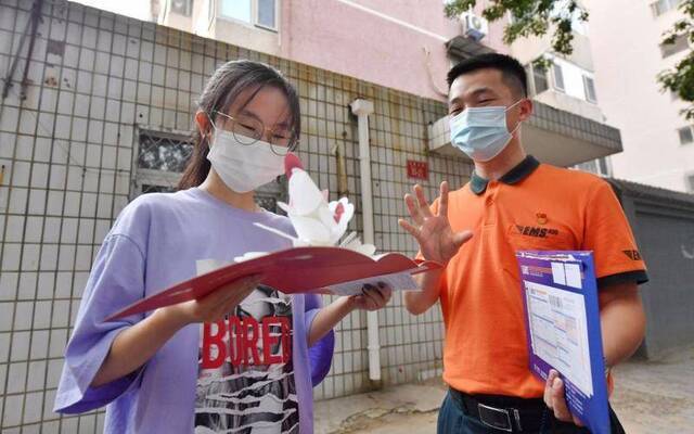 北京市首封普招录取通知书送达新生手中