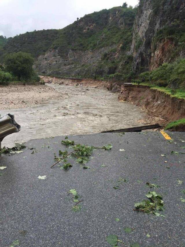 道路冲毁农作物被淹洛南县暴雨洪涝已致75000余人受灾